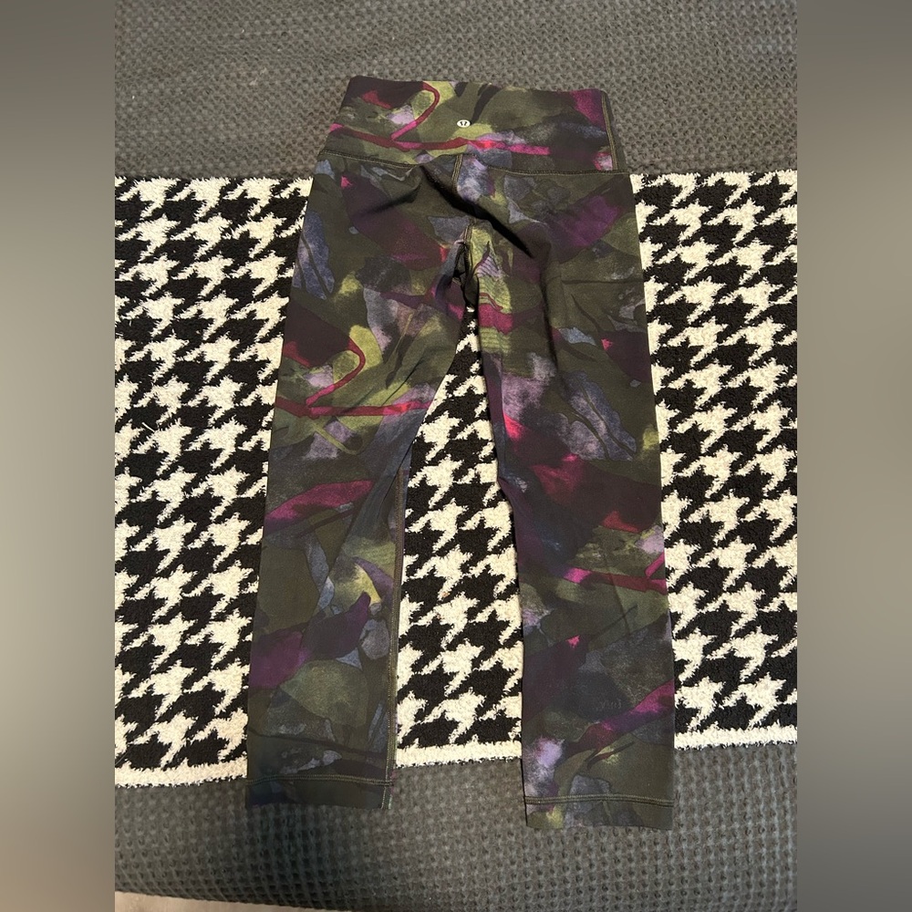 Size 4 Lululemon cropped leggings